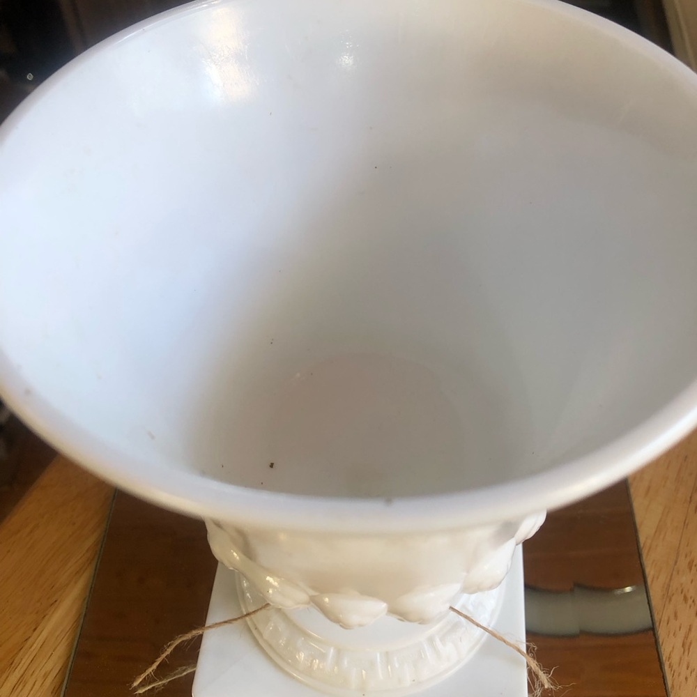 Elegant White pedestal milk glass planter vintage - Picture 3 of 5